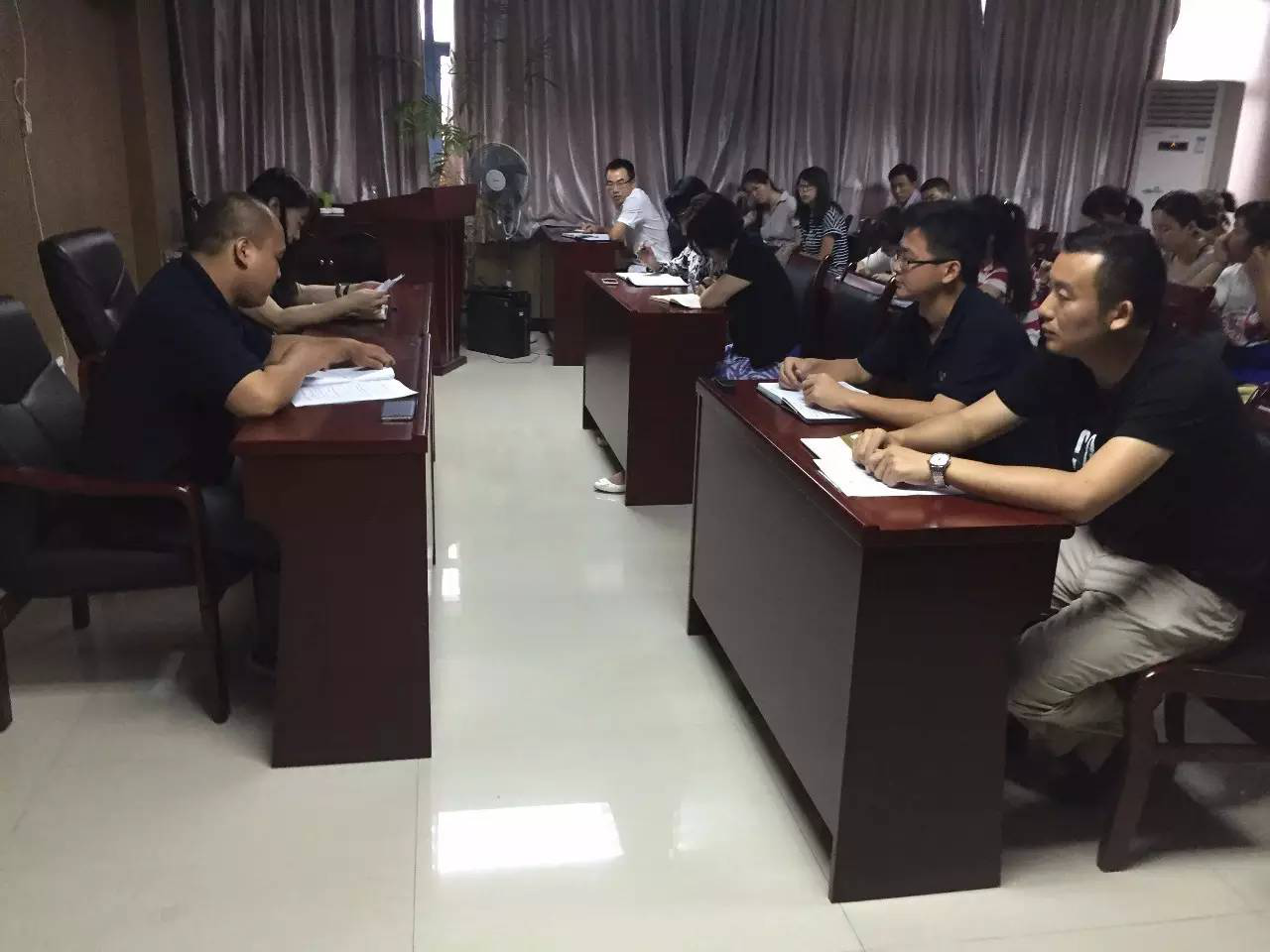 集團(tuán)組織傳達(dá)學(xué)習(xí)關(guān)于我市8起“違插”典型案例的通報(bào)》