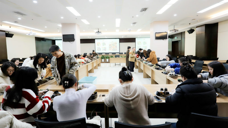 工會舉辦“芳華常在·笑靨如花”三八婦女節多肉DIY創意活動