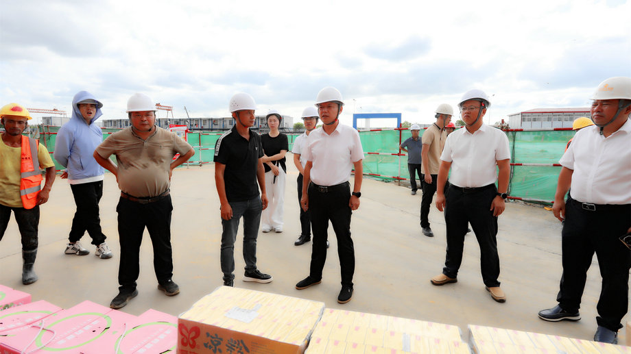 集團(tuán)黨委開(kāi)展“情系一線、致敬堅(jiān)守者”夏日送清涼慰問(wèn)活